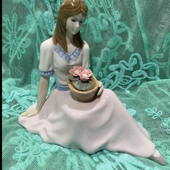 Porcelana de Cuernavaca Porcelain Girl Figurine with a Basket of Flowers - Picture 2 of 11